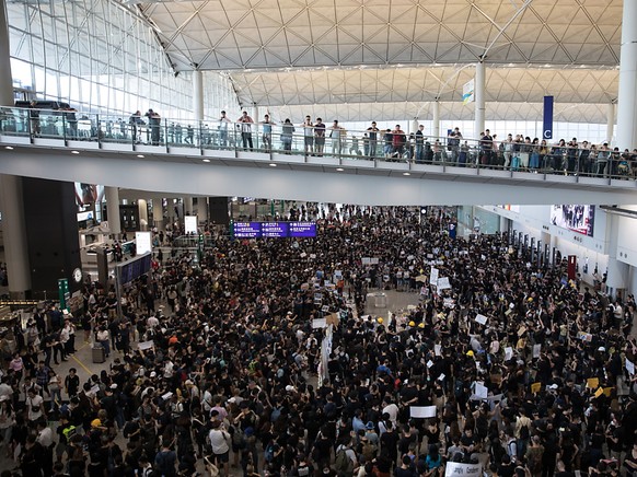 Hunderte Demonstranten haben sich zu Protesten im Flughafen von Hongkong versammelt. Sie wollen insbesondere Besucher vom chinesischen Festland über die Anti-Regierungsproteste informieren.