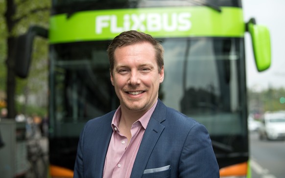 ARCHIV - Andre Schw�mmlein, Gr�nder und Gesch�ftsf�hrer von Flixbus, steht am 10.04.2017 bei einem Pressetermin des Fernbusunternehmens Flixbus in Berlin vor einem Bus. Der deutsche Fernbus-Marktf�hre ...
