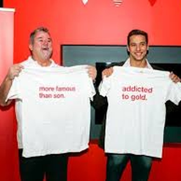 Bert le Clos (l.) mit dem «more famous than son»-Shirt und seinem Goldjungen Chad.