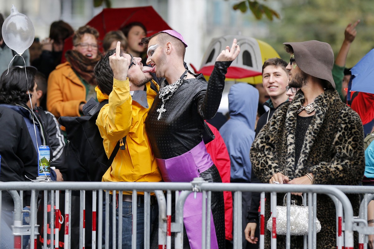 Gegner der Kundgebung "Marsch fuers Laebe" kuessen sich, am Samstag, 17. September 2016 auf dem Baerenplatz in Bern. Der Marsch fuers Laebe gegen Abtreibungen wird regelmaessig von christlic ...