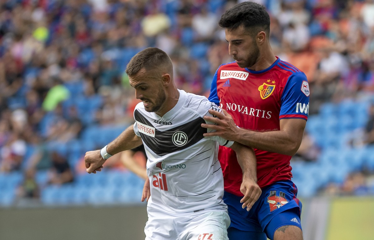 Luganos Filip Holender, links, im Kampf um den Ball gegen Basels Eray Coemert, rechts, im Fussball Meisterschaftsspiel der Super League zwischen dem FC Basel 1893 und dem FC Lugano im Stadion St. Jako ...