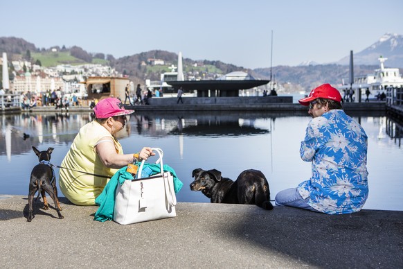 Die Sonne lockt viele ins Freie, beim Europaplatz in Luzern, am Samstag, 7.April 2018, in Luzern. (KEYSTONE/Patrick Huerlimann)