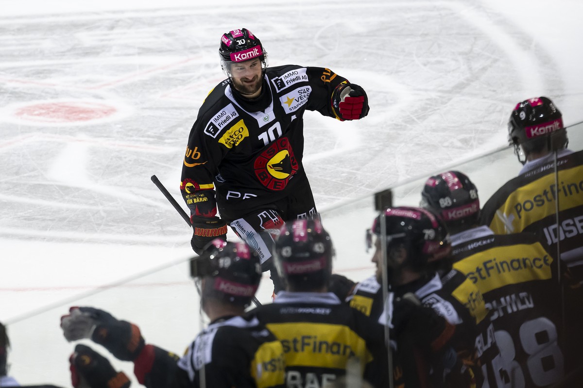 Tristan Scherwey (SCB) jubelt nach seinem Tor zum 3-3 beim Eishockey Meisterschaftsspiel der National League zwischen dem SC Bern, SCB, und dem EHC Biel, EHCB, am Donnerstag, 17. Oktober 2024, in der  ...