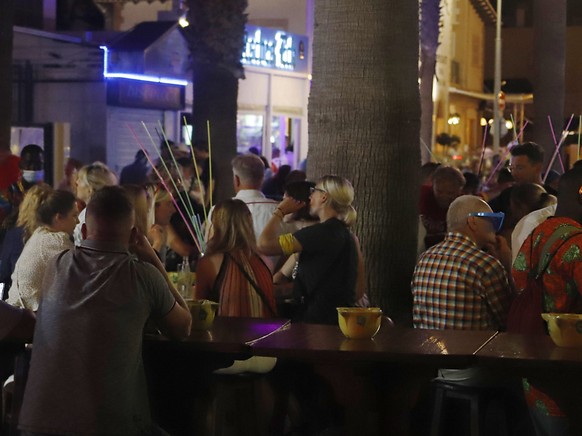 ARCHIV - Touristen sitzen dicht an dicht auf einer Terrasse eines Lokals auf der so genannten Bierstra�e. Foto: Clara Margais/dpa