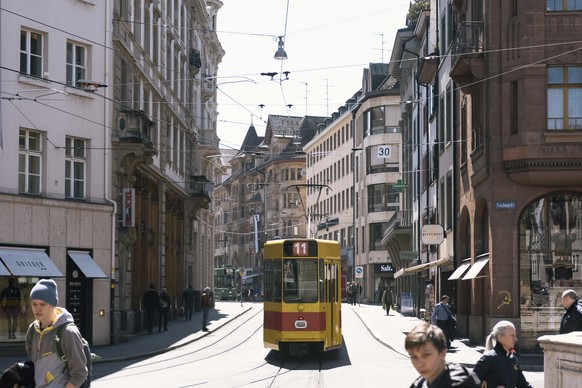 ZUR PRAESENTATION DES FINANZBERICHTES ZU DEN KANTONSBUDGETS, STELLEN WIR IHNEN AM MITTWOCH, 5. OKTOBER 2016, FOLGENDES ARCHIVBILD ZUR VERFUEGUNG - A tram on Fischmarkt street in Basel, Switzerland, pi ...