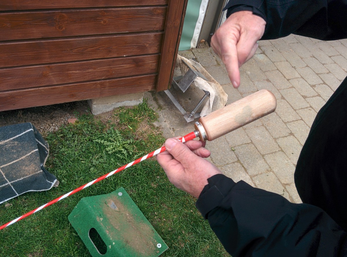 Der Hornussen-Stab ist aus Karbon, am Ende ein Holzklotz.&nbsp;