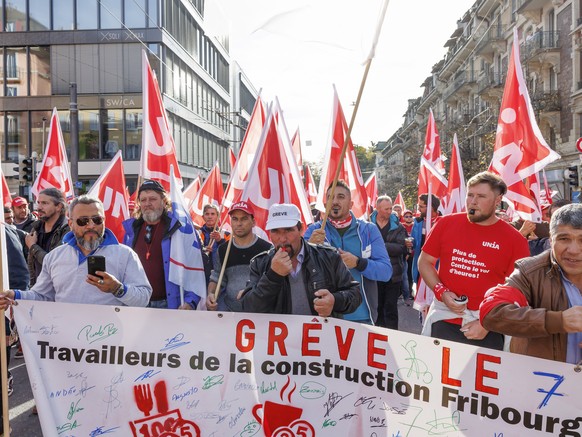 Plusieurs milliers d&#039;ouvriers du batiment venu de toute la Suisse romande defilent dans les rues de la ville pour denoncer leurs conditions de travail, lors de la deuxieme journee de greve des ma ...