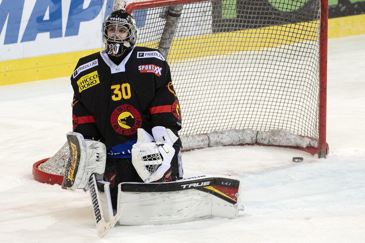 Berns Torhueter Philip Wuethrich muss den Treffer zum 3-4 hinnehmen im Eishockey Meisterschaftsspiel der National League zwischen dem SC Bern und dem HC Lugano, am Sonntag, 21. Maerz 2021, in der Post ...