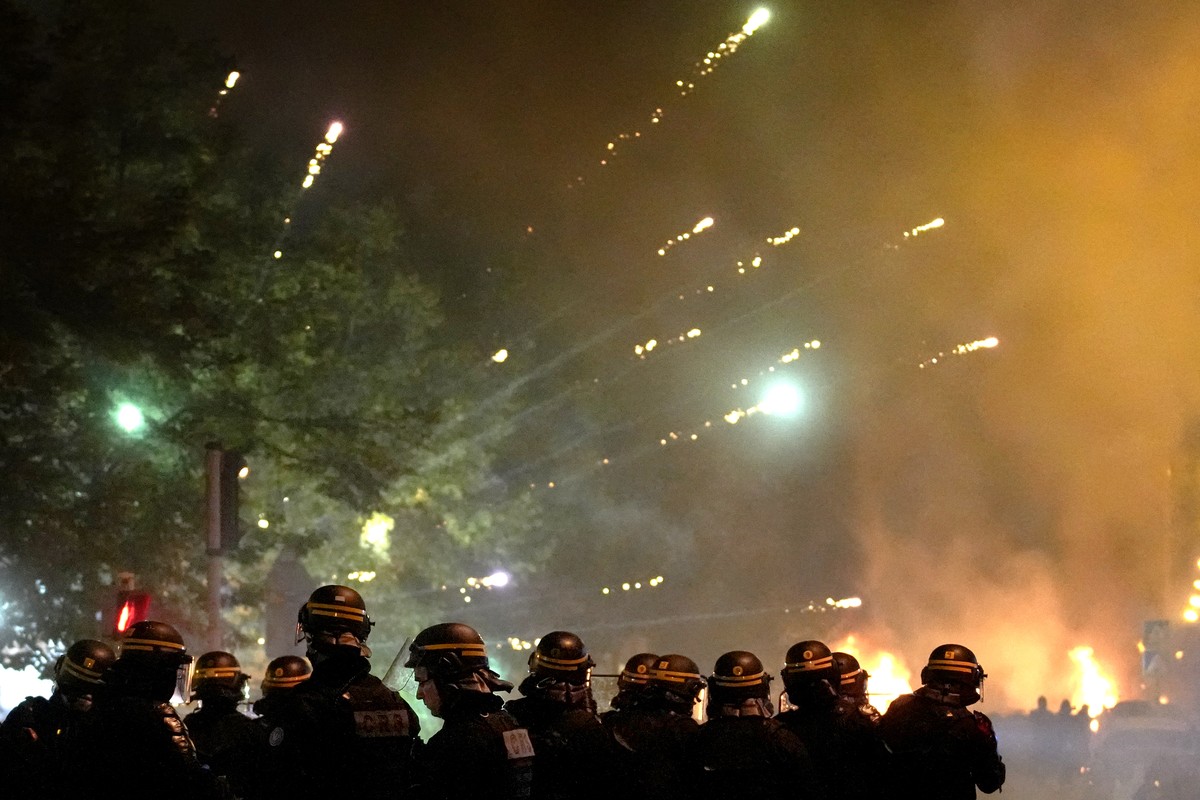 Des policiers affrontent des jeunes à Nanterre, en banlieue parisienne, dans la nuit de mercredi à jeudi.