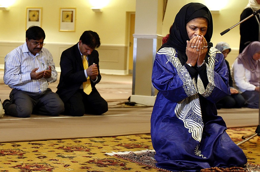 aProfessor Amina Wadud leads a Friday prayer service in Oxford, England Friday, Oct. 17, 2008. A handful of protesters demonstrated Friday against a woman leading a Muslim prayer service for both men  ...