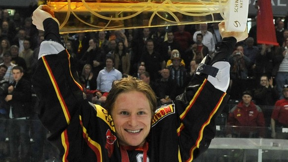 Bern Stuermer Simon Gamache stemmt den Pokal des Schweizer Meisters, nachdem der SCB das 7. Eishockey Playoff Finalspiel der National League A zwischen dem SC Bern und dem Geneve-Servette HC gewinnen  ...