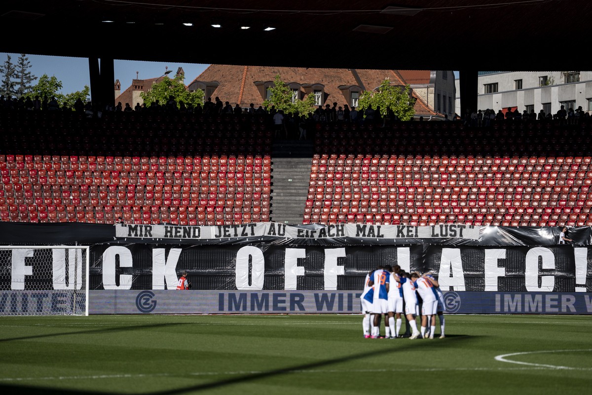 Die GC Fans boykottieren das Spiel und protestieren mit einem Banner "Fuck off LAFC!" gegen die Besitzer aus den USA, bei dem Spiel der Fussball Super League zwischen dem Grasshopper Club Zu ...