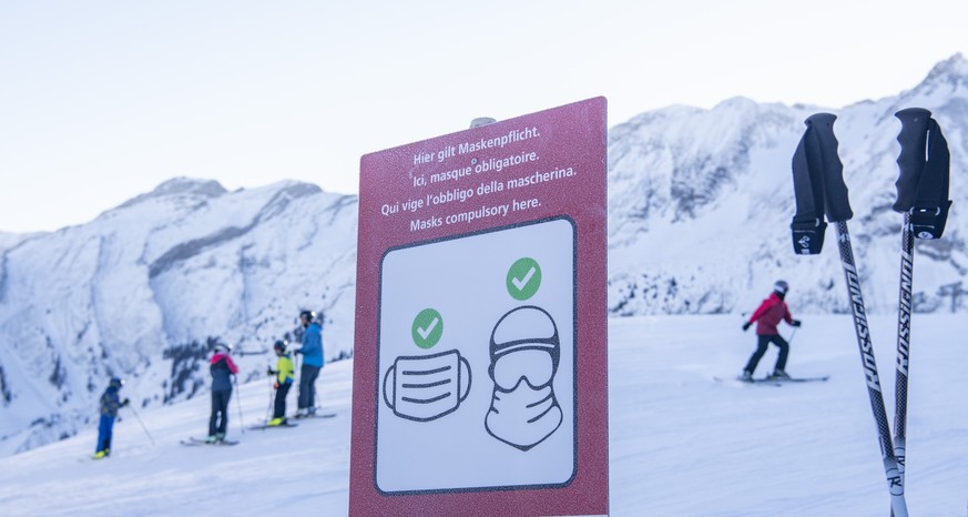 Skifahrer geniessen den schoenen aber kalten Wintertag auf den Skipisten von Soerenberg im Kanton Luzern unter den Corona Massnahmen am Sonntag, 10. Januar 2021.(KEYSTONE/Urs Flueeler)