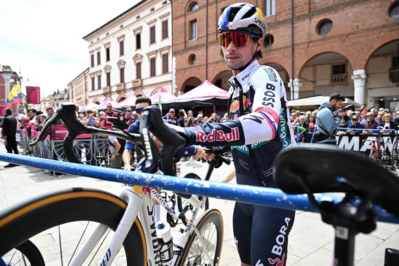 epa12128163 Slovenian rider Primoz Roglic of Red Bull - Bora - Hansgrohe team arrives to the start for the 13th stage of the Giro d&#039;Italia cycling tour, over 180km from Rovigo to Vicenza, in Rovi ...