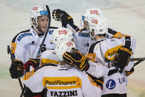 Joie des joueurs luganais apres le 4eme but, lors du match du championnat suisse de hockey sur glace de National League A, entre le HC Fribourg-Gotteron et le HC Lugano ce samedi 28 janvier 2017 a la  ...