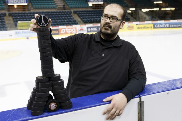 Schöne Hommage: Servettes Materialwart «Jimmy» Omer bildet mit Pucks einen Eiffelturm.