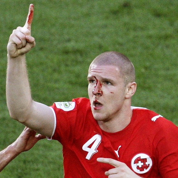 JAHRESRUECKBLICK 2006 - SPORT - JUBEL PHILIPPE SENDEROS NACH SPEKTAKULAEREM GOAL: Switzerland&#039;s Philippe Senderos, right, celebrates after scoring with teammate Ricardo Cabanas during the Switzer ...