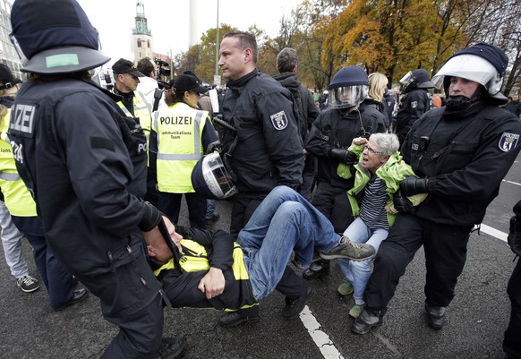 Mehrere Hundert Personen demonstrierten gegen die AFD-Kundgebung – die Polizei führte einzelne Gegendemonstranten ab.