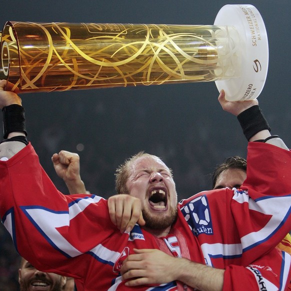 Freude ohne Ende bei ZSC Captain Mathias Seger, links, der hier von Adrian Wichser, rechts, ebenfalls bejubelt wird, aufgenommen am Donnerstag, 10. April 2008, beim 6. Eishockey Play-Off Finalspiel zw ...