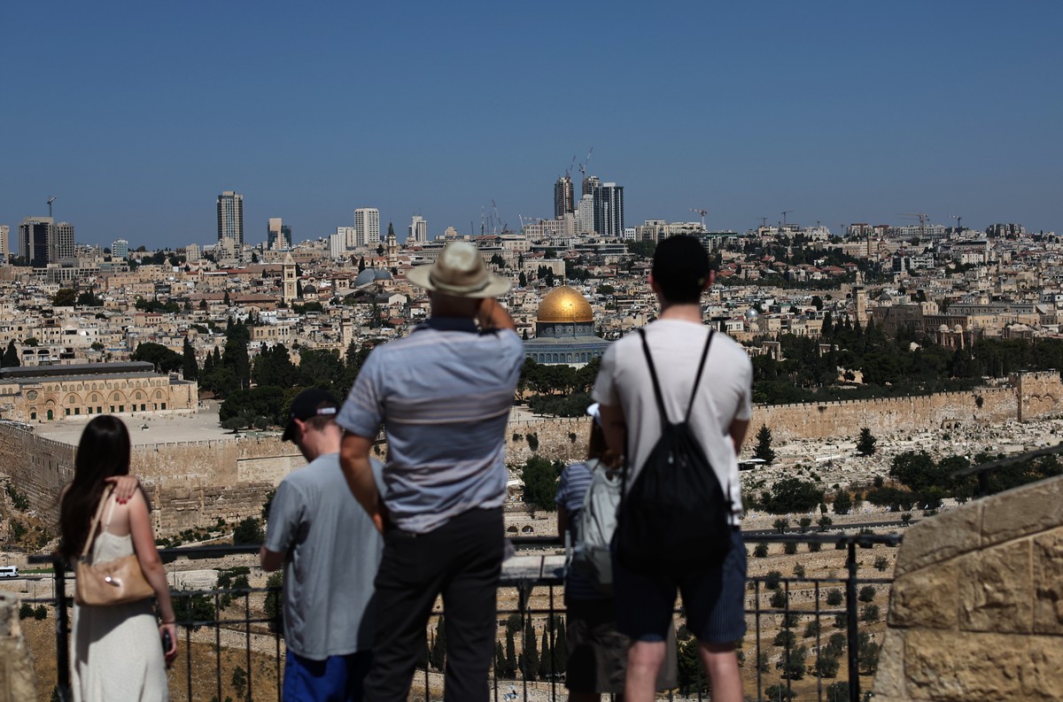 epa12172997 People look at the Dome of the Rock in the Al Aqsa compound in Jerusalem's old city, 13 June 2025. Israel?s Home Front Command announced on 13 June the enforcement of a stricter defen ...