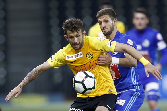 YBs Miralem Sulejmani, links, kaempft gegen Luzerns Simon Grether im Super League Spiel zwischen dem BSC Young Boys Bern und dem FC Luzern, am Mittwoch, 20. September 2017 im Stade de Suisse in Bern.  ...