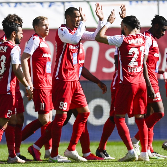 Sions Guillaume Hoarau und Team bejubeln das 0-2 im Fussball Super League Spiel zwischen dem FC St. Gallen und dem FC Sion, am Sonntag, 9. Mai 2021, im Kybunpark in St. Gallen. (KEYSTONE/Gian Ehrenzel ...