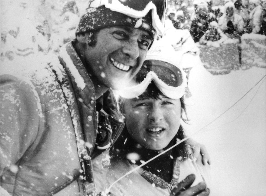 Adolf Ogi gratuliert Marie-Theres Nadig 1972 in Sapporo zu ihren zwei Goldmedaillen.