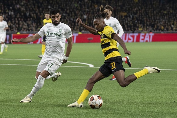 YB&#039;s Joel Mvuka, right, in action against Sporting&#039;s Ricardo Esgaio during the UEFA Europa League 1st leg soccer match between BSC Young Boys of Switzerland and Sporting CP Lissabon of Portu ...