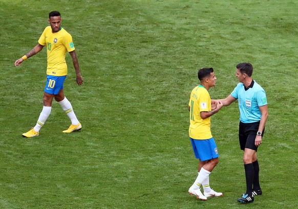 epa06858099 Philippe Coutinho (C) of Brazil argues with Italian referee Gianluca Rocchi (R) during the FIFA World Cup 2018 round of 16 soccer match between Brazil and Mexico in Samara, Russia, 02 July ...
