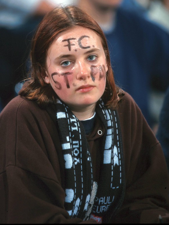 Bildnummer: 00100534 Datum: 08.01.1997 Copyright: imago/Claus Bergmann
Eine Zuschauerin wartet gelangweilt auf den FC St. Pauli; Halle, Fan, Fußballfan, Fans, Fußballfans, Anhänger, Zuschauer, Publiku ...