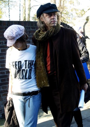Bob Geldof, inzwischen ein Sir, mit Fifi Trixibell im Jahr 2004.