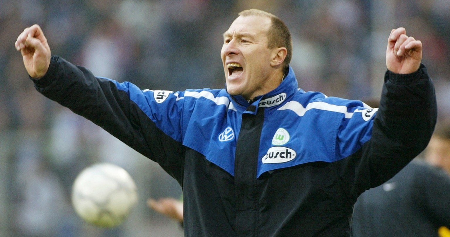 Wolfgang Wolf, Trainer des VfL Wolfsburg, reagiert kurz vor Spielende im Fussball-Bundesligaspiel zwischen dem Hamburger SV und dem VfL Wolfsburg am Samstag, 16. Maerz 2002, in der Hamburger AOL- Aren ...