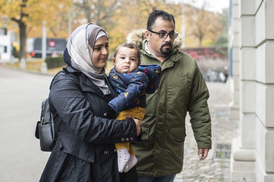 Suha und Omar Jneid mit Kind 2018 vor Gericht in Zürich.