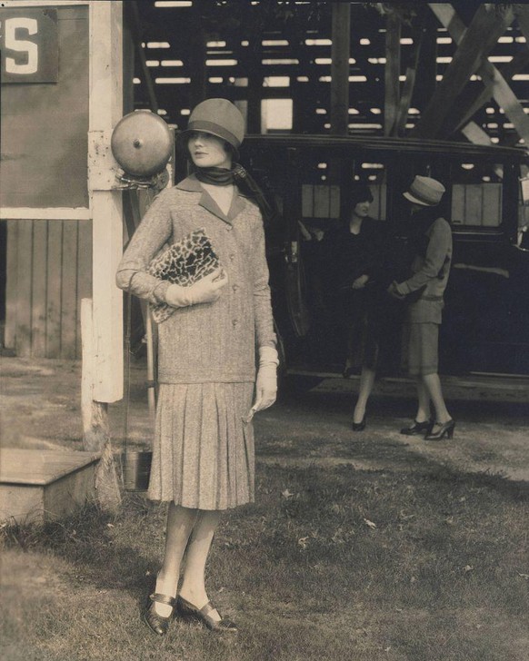 Vogue 1926: Ein Model in einem zweiteiligen Tweedkleid mit kastenförmigem Rock.