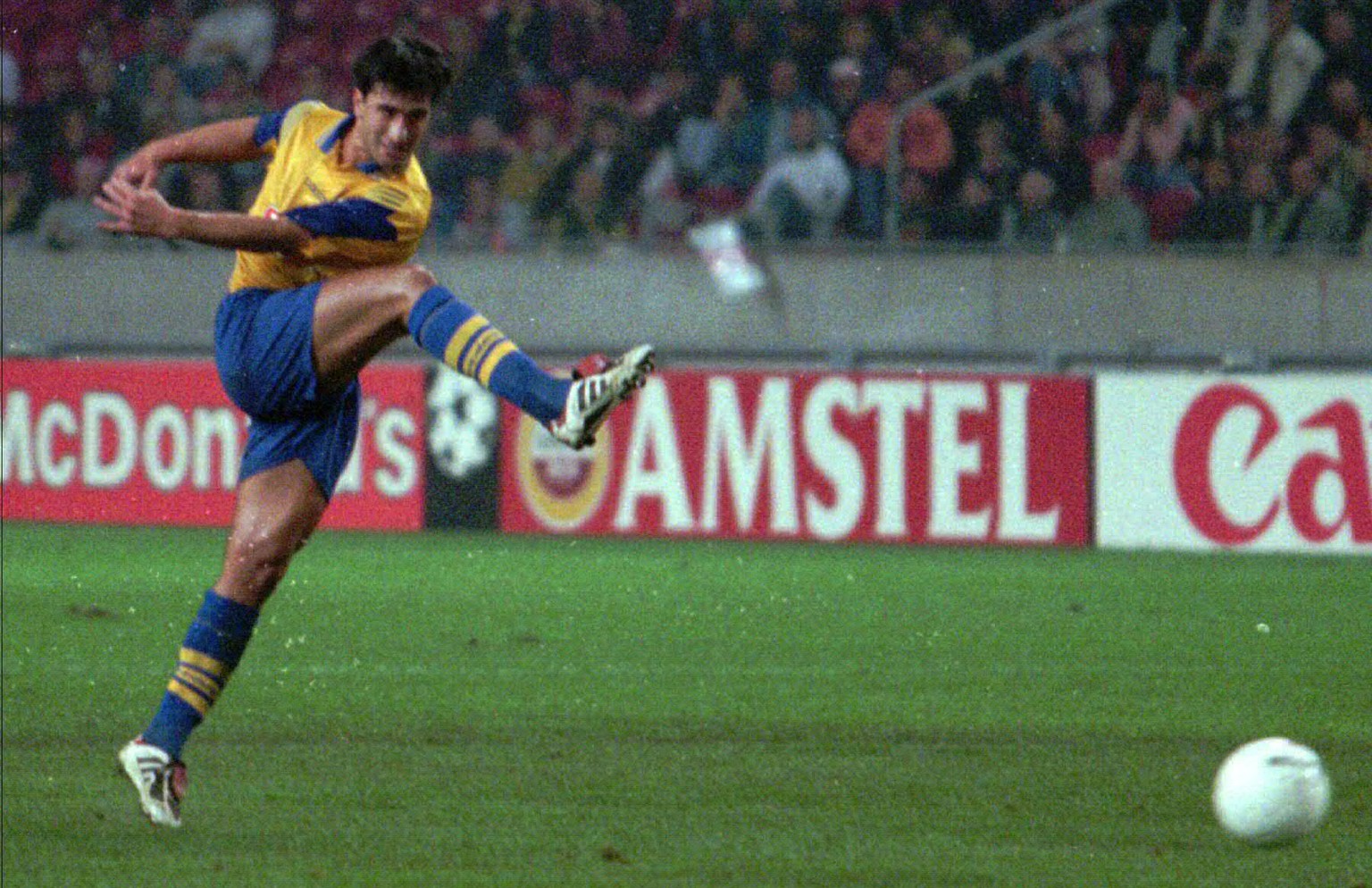 ARCHIVBILD ZUM KEYSTONE-SDA-TEXT ZU AJAX-GC --- Grasshoppers Murat Yakin scores decisive goal against Ajax during a Champions League match in Amsterdam, Wednesday Sept. 25 1996. Grasshoppers won 1-0.( ...