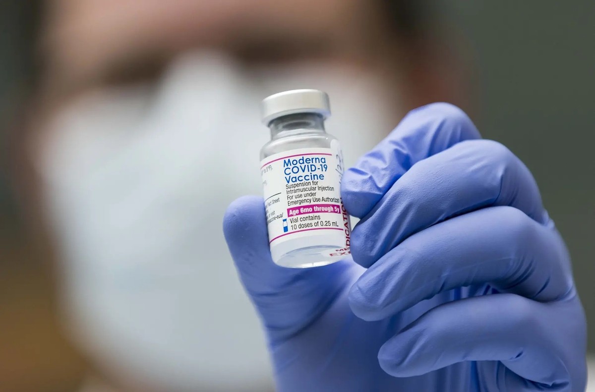 Moderna hat seinen COvid-19-Impfstoff überarbeitet. Der wirkt nicht nur gegen das Ursprungsvirus aus Wuhan sondern auch gegen die Omikron-Varianten.