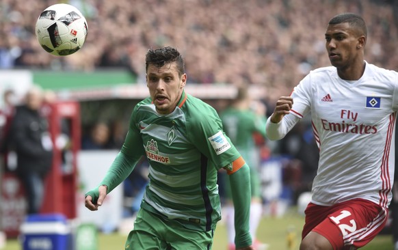 Bremen&#039;s Zlatko Junuzovic, left, and Hamburg&#039;s Walace challenge for the ball during the German Bundesliga soccer match between SV Werder Bremen and Hamburger SV, in Bremen, northern Germany, ...