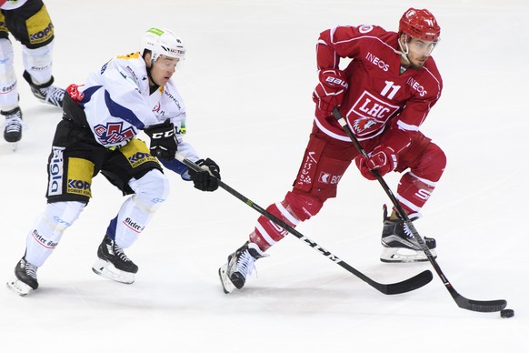 L&#039;attaquant biennois Jan Neuenschwander, gauche, lutte pour le puck avec lÃattaquant lausannois Yannick Herren, droite, lors du match du championnat suisse de hockey sur glace de National League ...