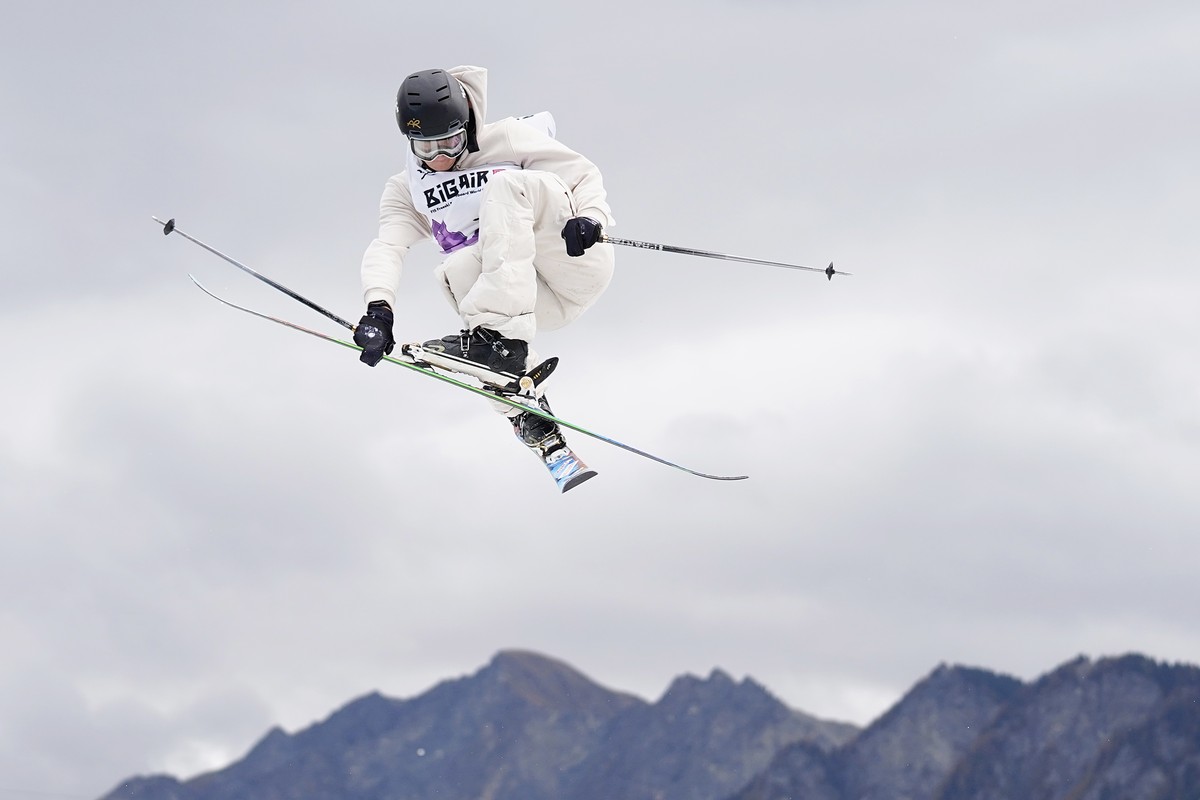 epa10256967 Andri Ragettli of Switzerland competes during Men's Freeski Big Air qualification at the FIS Freeski Big Air Worldcup in Chur, Switzerland, 21 October 2022. EPA/YANIK BUERKLI
