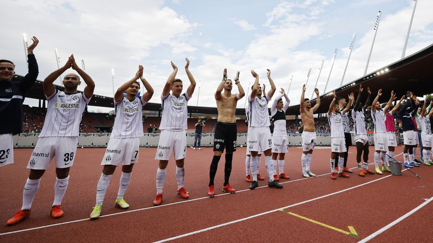 FC Zuerichs Torhueter Yanick Brecher, Mitte, und andere Spieler des FC Zuerich nach dem Fussballspiel der Super League zwischen dem FC Zuerich und dem FC Sion im Letzigrund Stadion in Zuerich am Sonnt ...