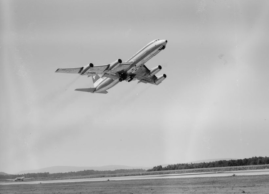 Convair CV-990 Coronado der Swissair beim Starten in Kloten
04.08.1964