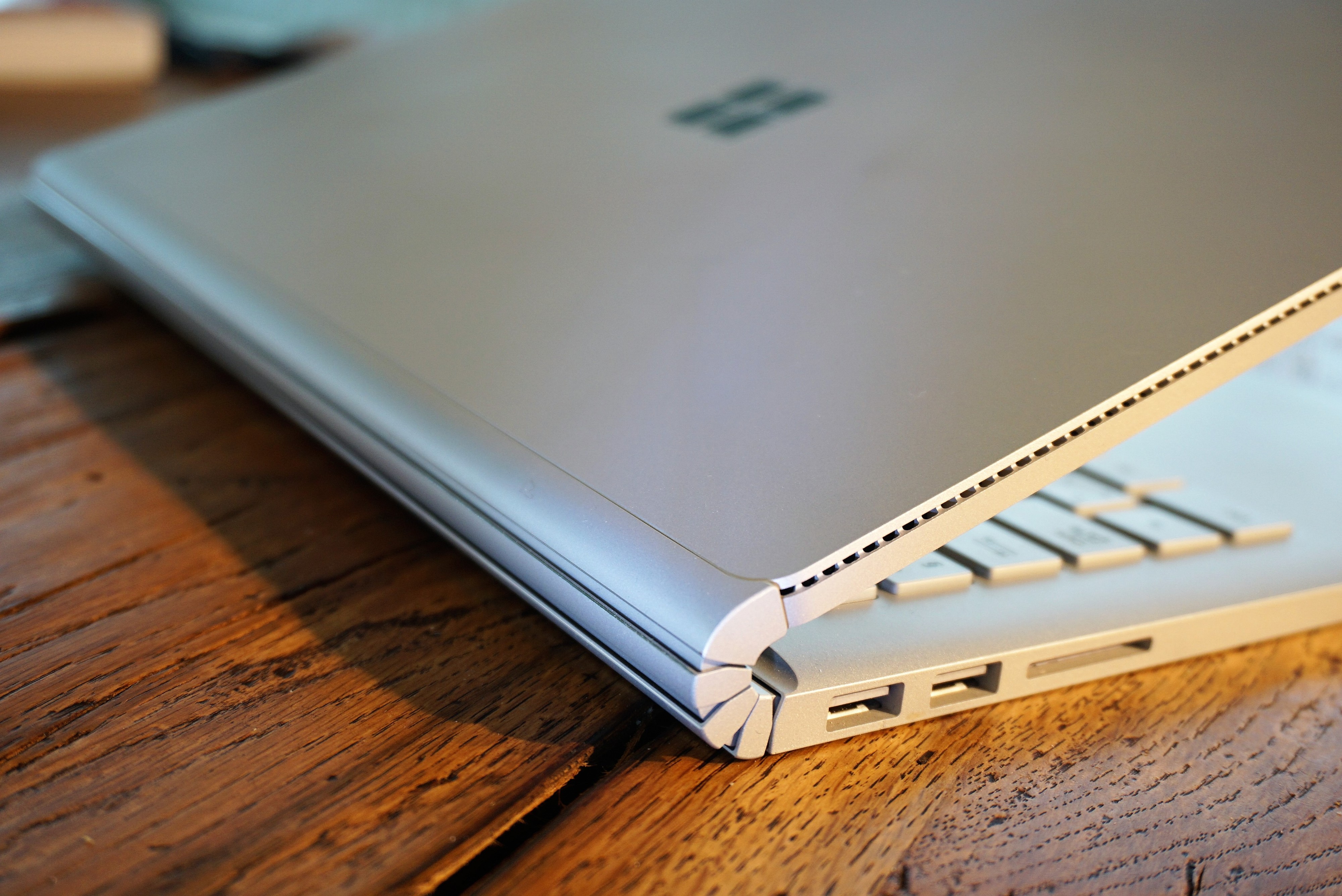 Schönheit liegt im Auge des Betrachters: Microsoft hat auf jeden Fall ein unverkennbares Notebook mit eigener Design-Sprache entwickelt.