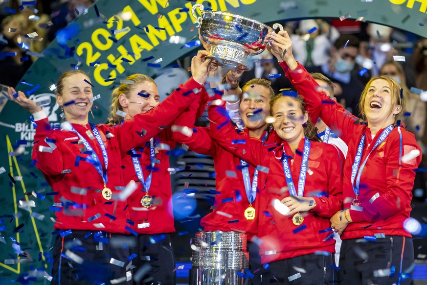 epa09568810 Members of team Russia celebrate with the trophy after winning the Billie Jean King Trophy 2021 Finals in Prague, Czech Republic, 06 November 2021. EPA/MARTIN DIVISEK