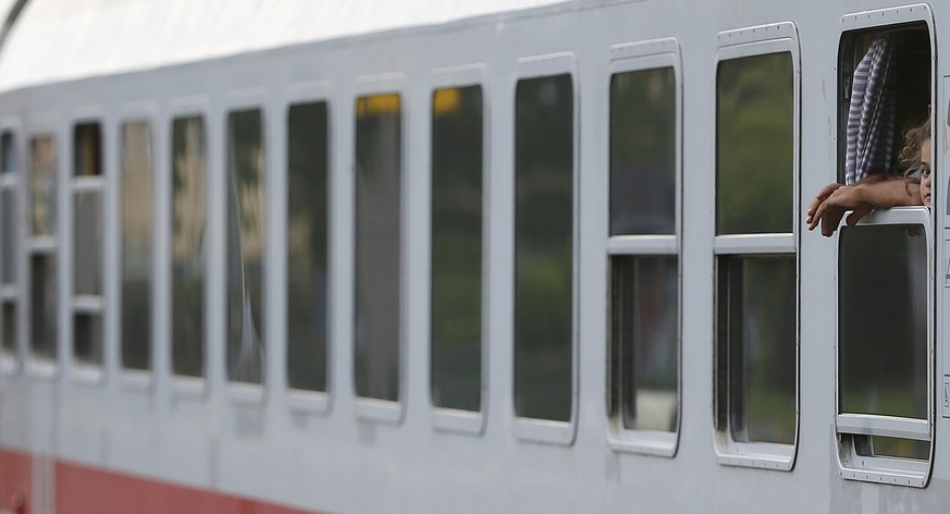 Schienenverkehr wieder aufgenommen, Grenzkontrollen bleiben bestehen: Deutschland sucht nach Massnahmen, um den Flüchtlingsströmen Herr zu werden.