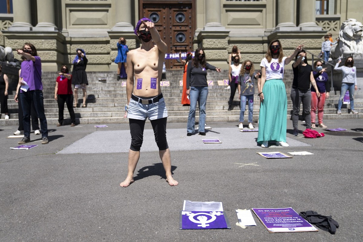 Des femmes, dont une torse nu, lors d'une manifestation du collectif Vaud de la Greve féministe le 8 mai 2021 devant le palais de justice de Montbenon à Lausanne.