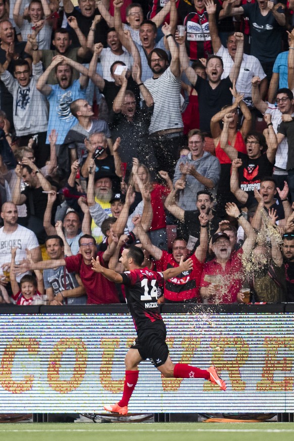 Le joueur neuchatelois Raphael Nuzzolo, montre sa joie apres avoir marque le but egalisateur, lors de la rencontre de football de Super League entre Neuchatel Xamax FCS et FC Basel 1893 ce samedi 28 j ...