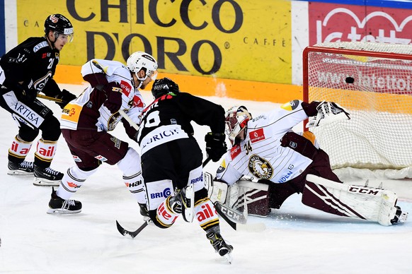 Lugano&#039;s player Raffaele Sannitz, center, makes the 1-0 goal, during the preliminary round game of National League Swiss Championship 2018/19 between HC Lugano and HC Geneve Servette, at the Corn ...