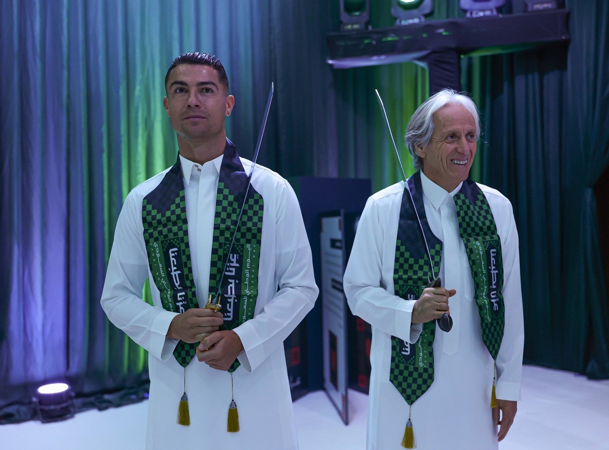 Ronaldo performs sword dance during Saudi Arabias National Day celebrations RIYADH, SAUDI ARABIA - SEPTEMBER 23: ----EDITORIAL USE ONLY - MANDATORY CREDIT - AL NASSR SAUDI CLUB / HANDOUT - NO MARKETIN ...