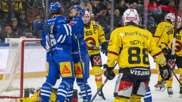 Die Zuger mit Daniel Vozenilek und Jan Kovar, links, feiern das Tor zum 3:1 beim Eishockey Qualifikationsspiel der National League zwischen dem EV Zug und dem SC Bern am Samstag, 5. Oktober 2024 in Zu ...