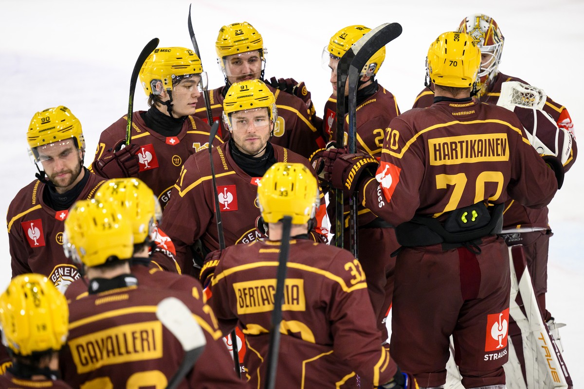 Geneve-Servette's forward Michael Loosli, center, cheers with teamates during the Champions Hockey League regular season game between Switzerland's Geneve-Servette HC, GSHC, and Norway' ...